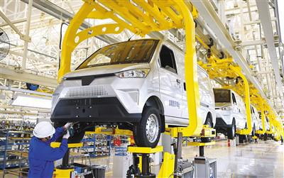 我國汽車產(chǎn)業(yè)金秋再傳捷報(bào) 新能源汽車產(chǎn)量與整車出口實(shí)現(xiàn)高速增長(zhǎng)